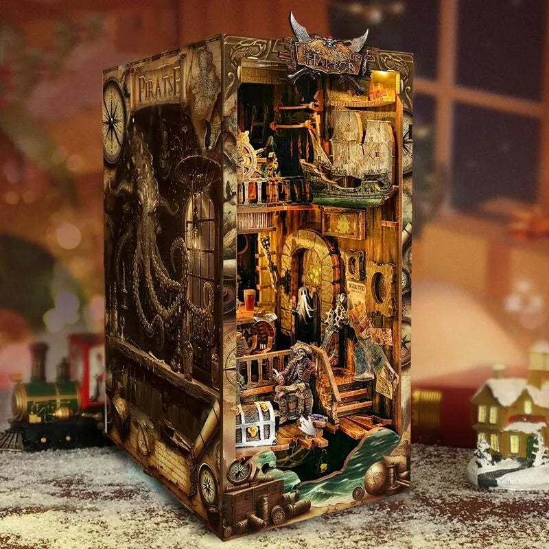 Book Nook - New World Ghost Ship, un kit créatif pour construire un diorama miniature. Parfait pour décorer une bibliothèque ou comme cadeau original pour un amoureux des livres. Par Nookette.
