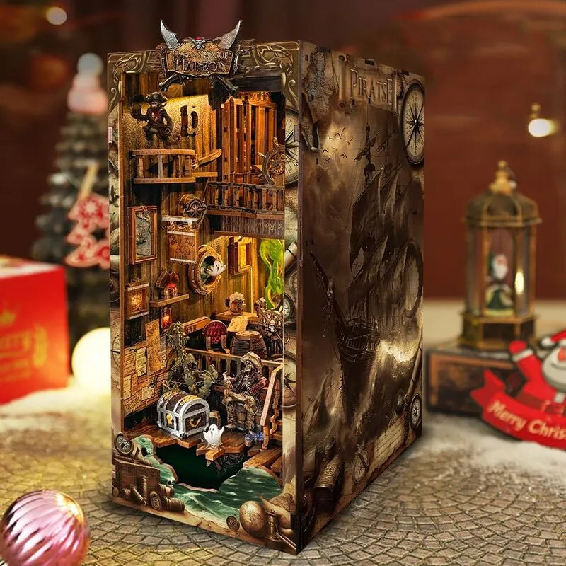 Book Nook - New World Ghost Ship, un kit créatif pour construire un diorama miniature. Parfait pour décorer une bibliothèque ou comme cadeau original pour un amoureux des livres. Par Nookette.