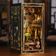 Booknook - Nightingale Harp Room, un kit créatif pour construire un diorama miniature. Parfait pour décorer une bibliothèque ou comme cadeau original pour un amoureux des livres. Par Nookette.