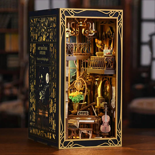 Booknook - Nightingale Harp Room, un kit créatif pour construire un diorama miniature. Parfait pour décorer une bibliothèque ou comme cadeau original pour un amoureux des livres. Par Nookette.
