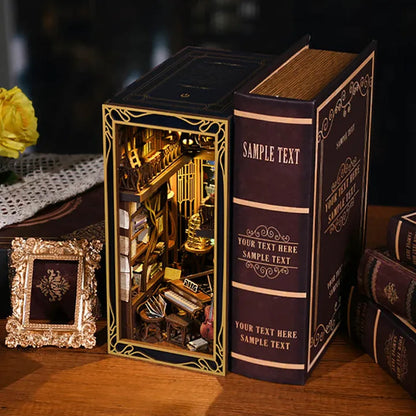 Booknook - Nightingale Harp Room, un kit créatif pour construire un diorama miniature. Parfait pour décorer une bibliothèque ou comme cadeau original pour un amoureux des livres. Par Nookette.