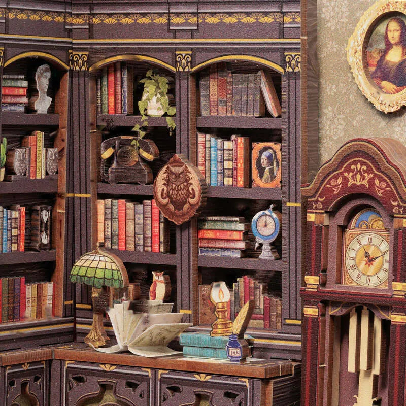 Book Nook - Owl Bookstore, un kit créatif pour construire un diorama miniature. Parfait pour décorer une bibliothèque ou comme cadeau original pour un amoureux des livres. Par Nookette.