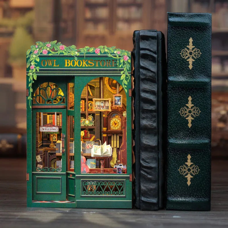 Book Nook - Owl Bookstore, un kit créatif pour construire un diorama miniature. Parfait pour décorer une bibliothèque ou comme cadeau original pour un amoureux des livres. Par Nookette.