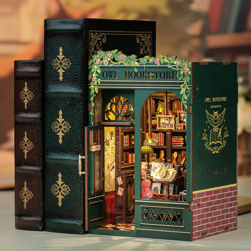 Book Nook - Owl Bookstore, un kit créatif pour construire un diorama miniature. Parfait pour décorer une bibliothèque ou comme cadeau original pour un amoureux des livres. Par Nookette.