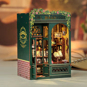 Book Nook - Owl Bookstore, un kit créatif pour construire un diorama miniature. Parfait pour décorer une bibliothèque ou comme cadeau original pour un amoureux des livres. Par Nookette.