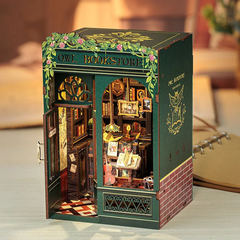 Book Nook - Owl Bookstore, un kit créatif pour construire un diorama miniature. Parfait pour décorer une bibliothèque ou comme cadeau original pour un amoureux des livres. Par Nookette.