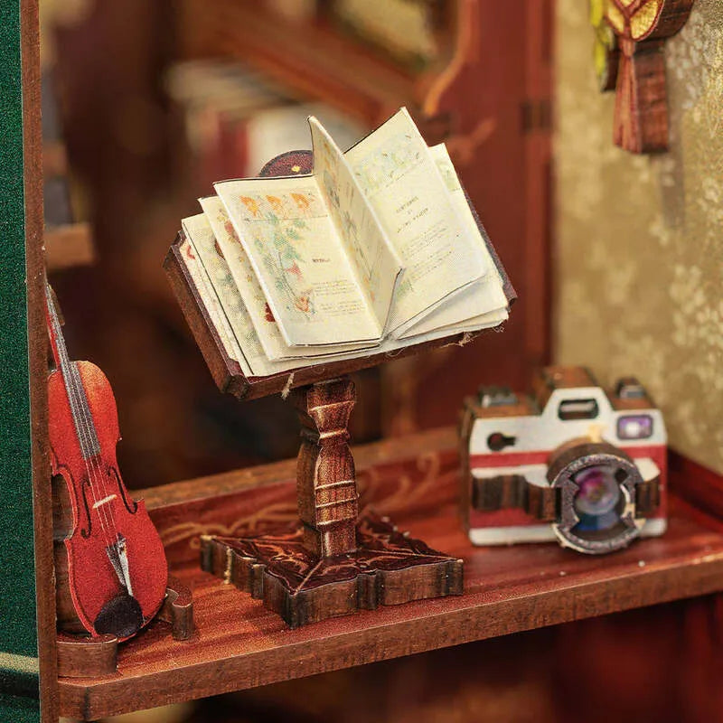 Book Nook - Owl Bookstore, un kit créatif pour construire un diorama miniature. Parfait pour décorer une bibliothèque ou comme cadeau original pour un amoureux des livres. Par Nookette.