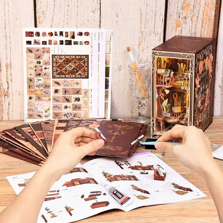 Book Nook - Painter's Day At Dusk, un kit créatif pour construire un diorama miniature. Parfait pour décorer une bibliothèque ou comme cadeau original pour un amoureux des livres. Par Nookette.