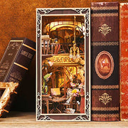 Book Nook - Painter's Day At Dusk, un kit créatif pour construire un diorama miniature. Parfait pour décorer une bibliothèque ou comme cadeau original pour un amoureux des livres. Par Nookette.