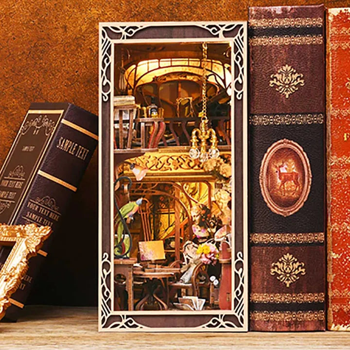Book Nook - Painter's Day At Dusk, un kit créatif pour construire un diorama miniature. Parfait pour décorer une bibliothèque ou comme cadeau original pour un amoureux des livres. Par Nookette.