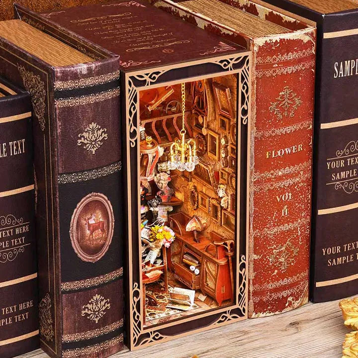 Book Nook - Painter's Day At Dusk, un kit créatif pour construire un diorama miniature. Parfait pour décorer une bibliothèque ou comme cadeau original pour un amoureux des livres. Par Nookette.