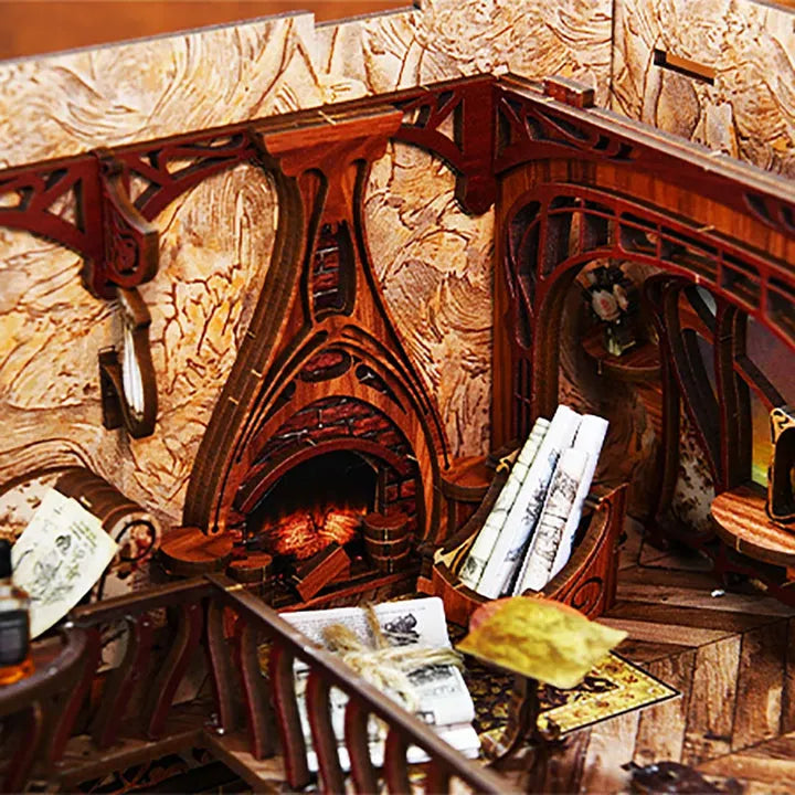 Book Nook - Painter's Day At Dusk, un kit créatif pour construire un diorama miniature. Parfait pour décorer une bibliothèque ou comme cadeau original pour un amoureux des livres. Par Nookette.