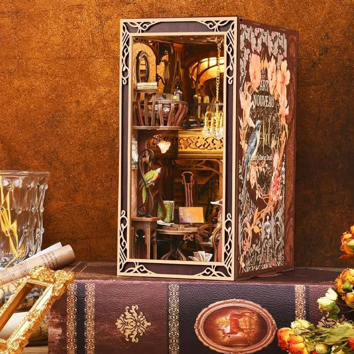 Book Nook - Painter's Day At Dusk, un kit créatif pour construire un diorama miniature. Parfait pour décorer une bibliothèque ou comme cadeau original pour un amoureux des livres. Par Nookette.