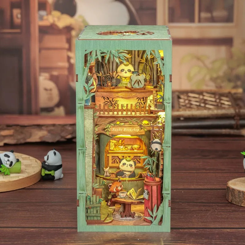 Book Nook - Panda Bookshop, un kit créatif pour construire un diorama miniature. Parfait pour décorer une bibliothèque ou comme cadeau original pour un amoureux des livres. Par Nookette.