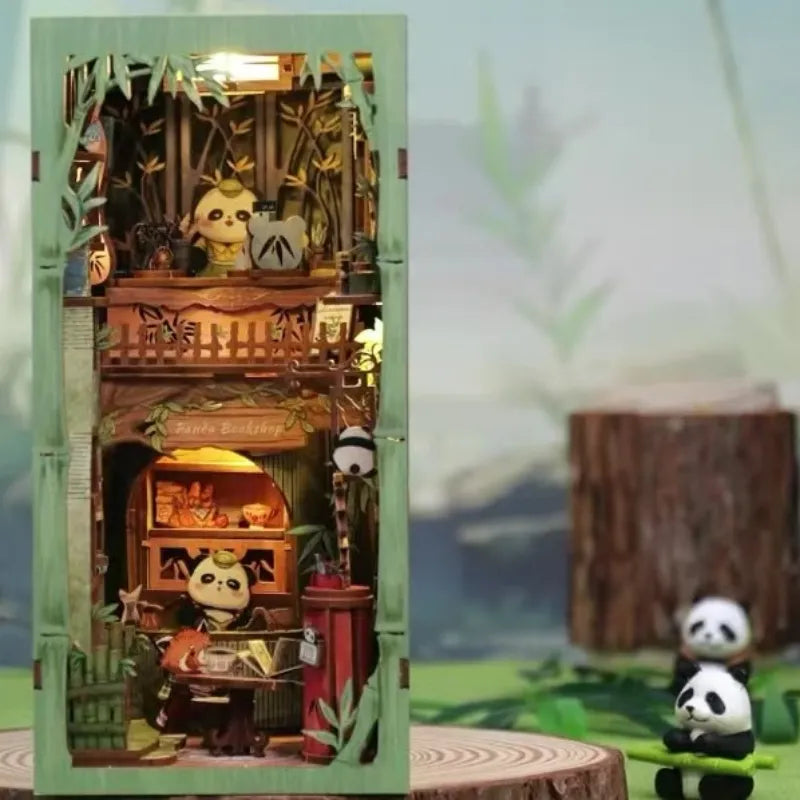 Book Nook - Panda Bookshop, un kit créatif pour construire un diorama miniature. Parfait pour décorer une bibliothèque ou comme cadeau original pour un amoureux des livres. Par Nookette.