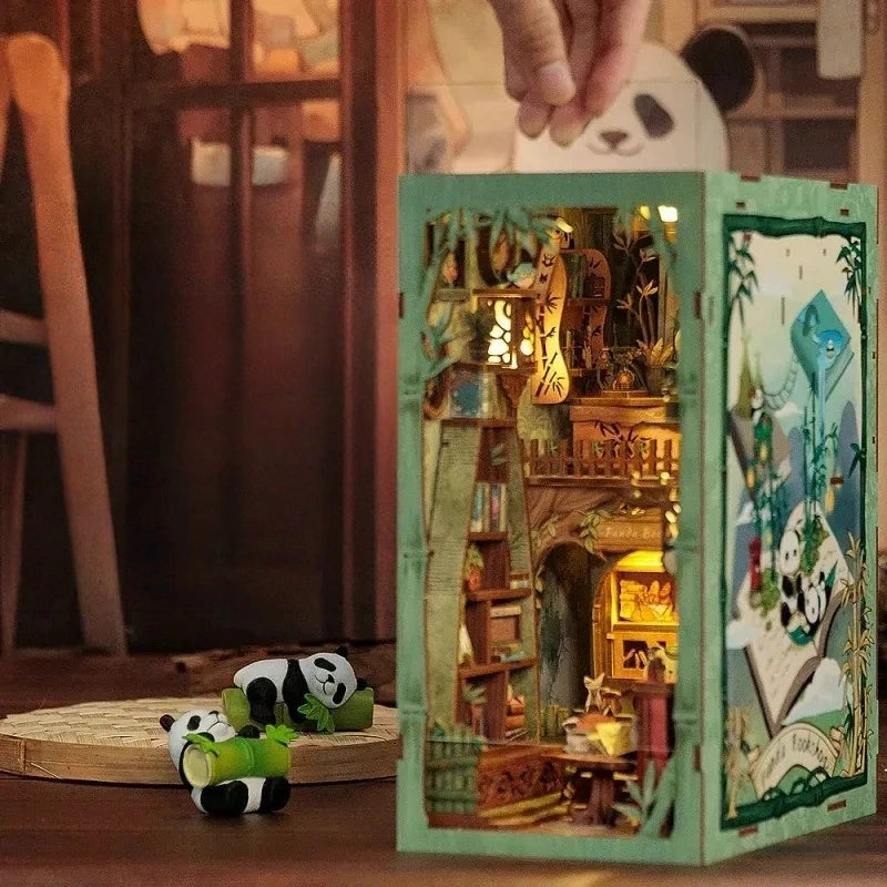 Book Nook - Panda Bookshop, un kit créatif pour construire un diorama miniature. Parfait pour décorer une bibliothèque ou comme cadeau original pour un amoureux des livres. Par Nookette.