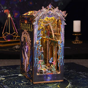 Book Nook - Pandora's Box, un kit créatif pour construire un diorama miniature. Parfait pour décorer une bibliothèque ou comme cadeau original pour un amoureux des livres. Par Nookette.