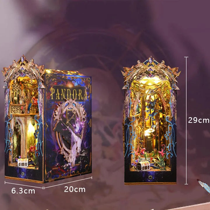 Book Nook - Pandora's Box, un kit créatif pour construire un diorama miniature. Parfait pour décorer une bibliothèque ou comme cadeau original pour un amoureux des livres. Par Nookette.