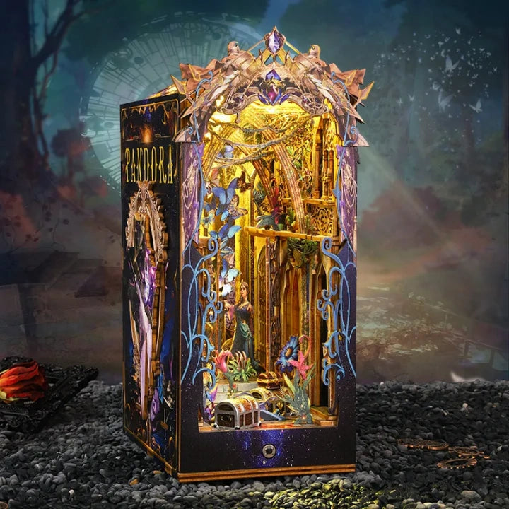 Book Nook - Pandora's Box, un kit créatif pour construire un diorama miniature. Parfait pour décorer une bibliothèque ou comme cadeau original pour un amoureux des livres. Par Nookette.