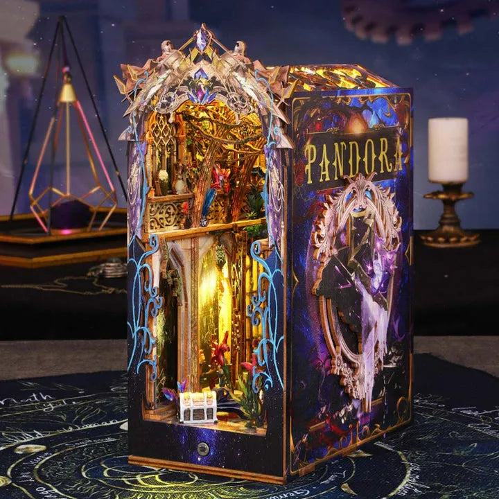 Book Nook - Pandora's Box, un kit créatif pour construire un diorama miniature. Parfait pour décorer une bibliothèque ou comme cadeau original pour un amoureux des livres. Par Nookette.