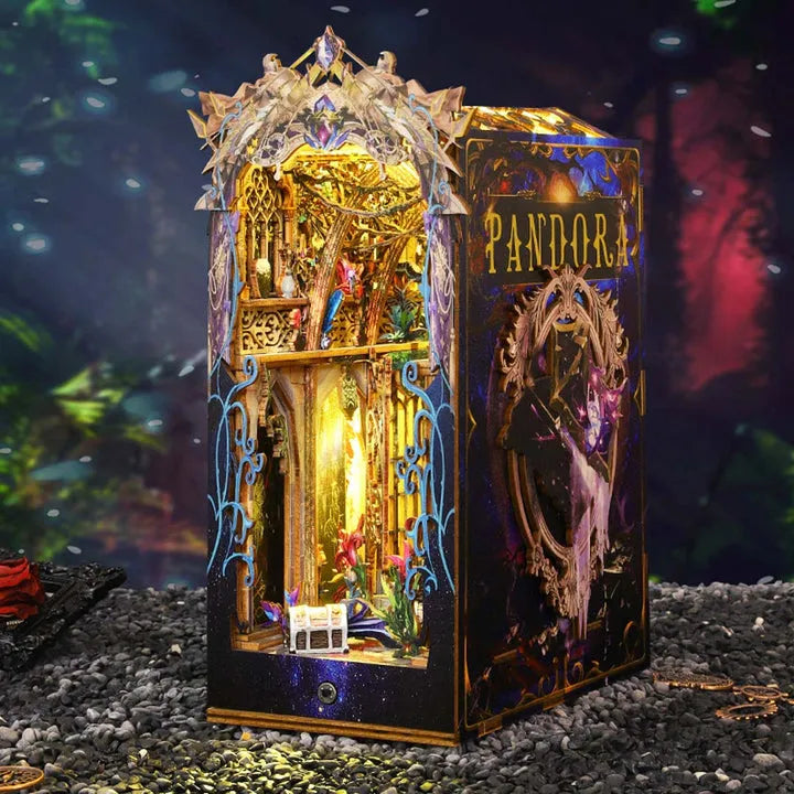 Book Nook - Pandora's Box, un kit créatif pour construire un diorama miniature. Parfait pour décorer une bibliothèque ou comme cadeau original pour un amoureux des livres. Par Nookette.