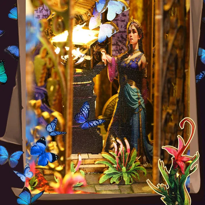 Book Nook - Pandora's Box, un kit créatif pour construire un diorama miniature. Parfait pour décorer une bibliothèque ou comme cadeau original pour un amoureux des livres. Par Nookette.