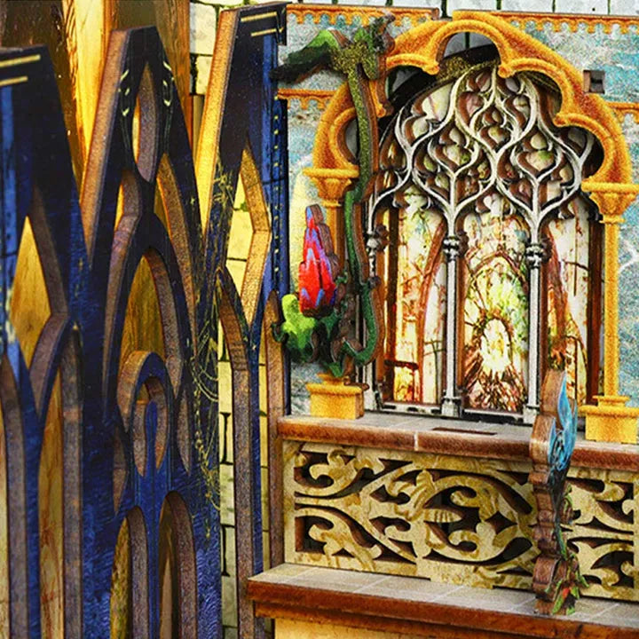 Book Nook - Pandora's Box, un kit créatif pour construire un diorama miniature. Parfait pour décorer une bibliothèque ou comme cadeau original pour un amoureux des livres. Par Nookette.