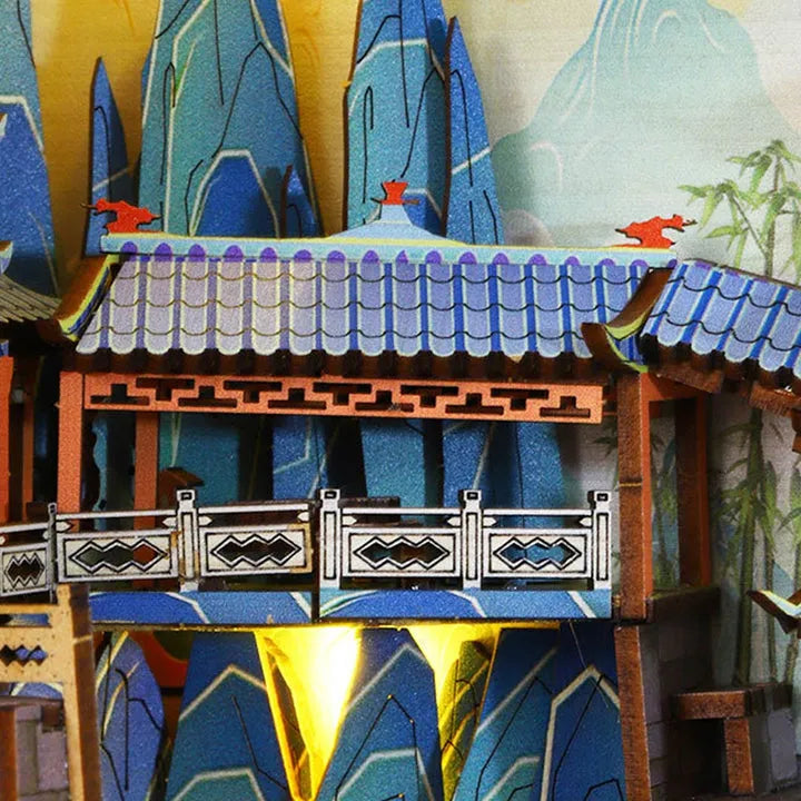 Book Nook - Penglai Wonderland, un kit créatif pour construire un diorama miniature. Parfait pour décorer une bibliothèque ou comme cadeau original pour un amoureux des livres. Par Nookette.