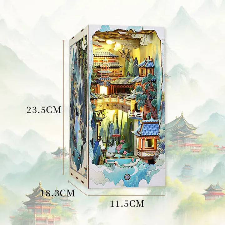 Book Nook - Penglai Wonderland, un kit créatif pour construire un diorama miniature. Parfait pour décorer une bibliothèque ou comme cadeau original pour un amoureux des livres. Par Nookette.