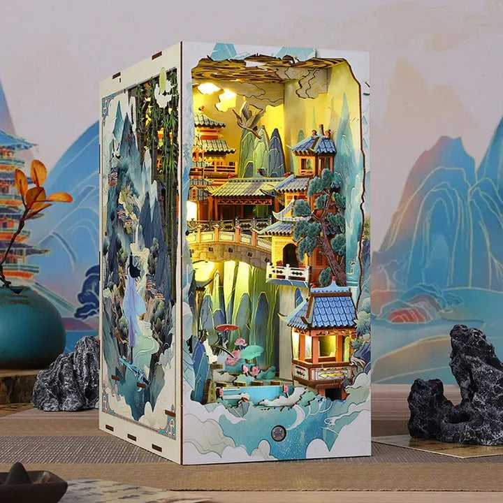Book Nook - Penglai Wonderland, un kit créatif pour construire un diorama miniature. Parfait pour décorer une bibliothèque ou comme cadeau original pour un amoureux des livres. Par Nookette.
