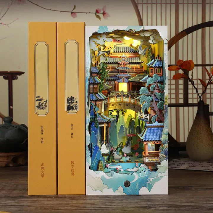 Book Nook - Penglai Wonderland, un kit créatif pour construire un diorama miniature. Parfait pour décorer une bibliothèque ou comme cadeau original pour un amoureux des livres. Par Nookette.