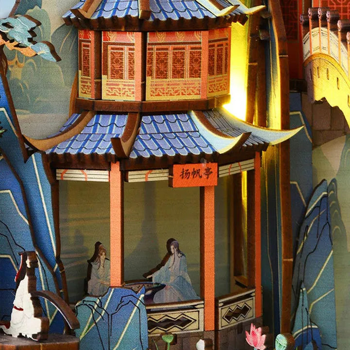 Book Nook - Penglai Wonderland, un kit créatif pour construire un diorama miniature. Parfait pour décorer une bibliothèque ou comme cadeau original pour un amoureux des livres. Par Nookette.