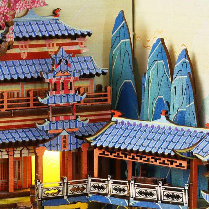 Book Nook - Penglai Wonderland, un kit créatif pour construire un diorama miniature. Parfait pour décorer une bibliothèque ou comme cadeau original pour un amoureux des livres. Par Nookette.