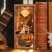 Book Nook- Phantom of the Opera, un kit créatif pour construire un diorama miniature. Parfait pour décorer une bibliothèque ou comme cadeau original pour un amoureux des livres. Par Nookette.