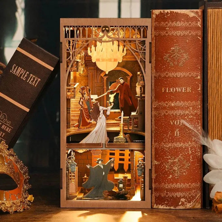 Book Nook- Phantom of the Opera, un kit créatif pour construire un diorama miniature. Parfait pour décorer une bibliothèque ou comme cadeau original pour un amoureux des livres. Par Nookette.