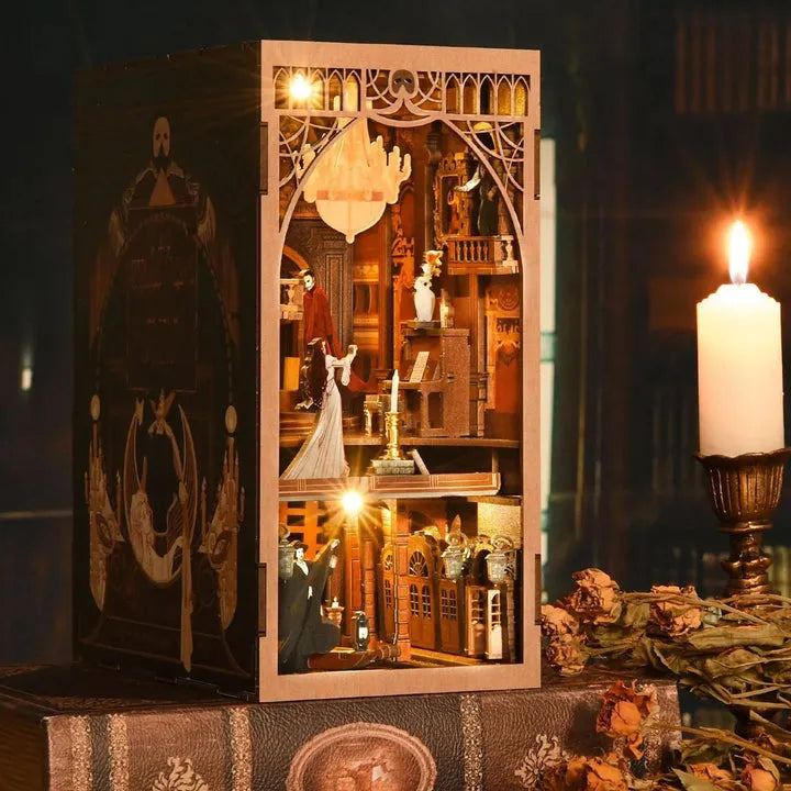 Book Nook- Phantom of the Opera, un kit créatif pour construire un diorama miniature. Parfait pour décorer une bibliothèque ou comme cadeau original pour un amoureux des livres. Par Nookette.