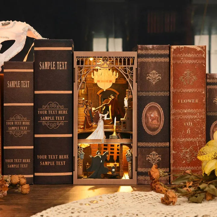 Book Nook- Phantom of the Opera, un kit créatif pour construire un diorama miniature. Parfait pour décorer une bibliothèque ou comme cadeau original pour un amoureux des livres. Par Nookette.