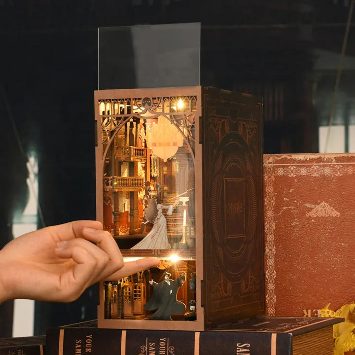 Book Nook- Phantom of the Opera, un kit créatif pour construire un diorama miniature. Parfait pour décorer une bibliothèque ou comme cadeau original pour un amoureux des livres. Par Nookette.