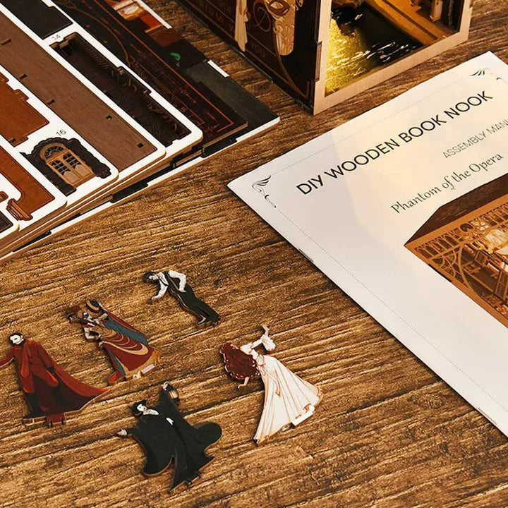 Book Nook- Phantom of the Opera, un kit créatif pour construire un diorama miniature. Parfait pour décorer une bibliothèque ou comme cadeau original pour un amoureux des livres. Par Nookette.