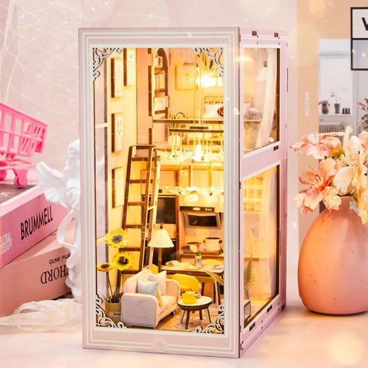 Book Nook - Pink Loft, un kit créatif pour construire un diorama miniature. Parfait pour décorer une bibliothèque ou comme cadeau original pour un amoureux des livres. Par Nookette.