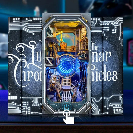 Book Nook - Planetary Era, un kit créatif pour construire un diorama miniature. Parfait pour décorer une bibliothèque ou comme cadeau original pour un amoureux des livres. Par Nookette.