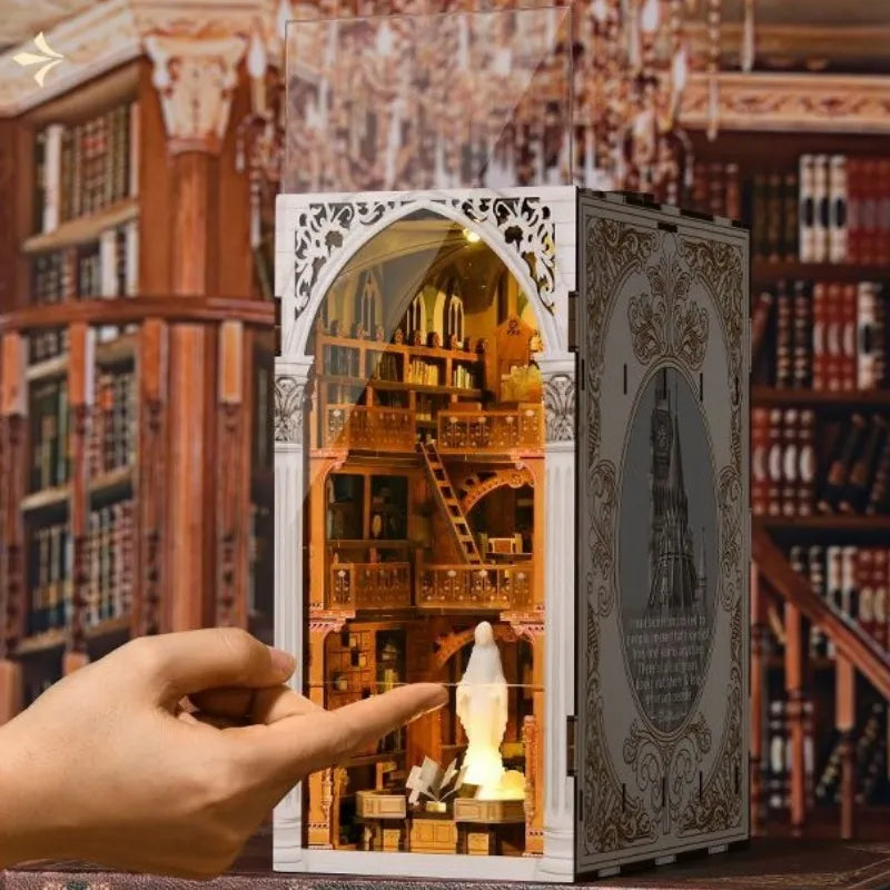 Book Nook - Public Library, un kit créatif pour construire un diorama miniature. Parfait pour décorer une bibliothèque ou comme cadeau original pour un amoureux des livres. Par Nookette.