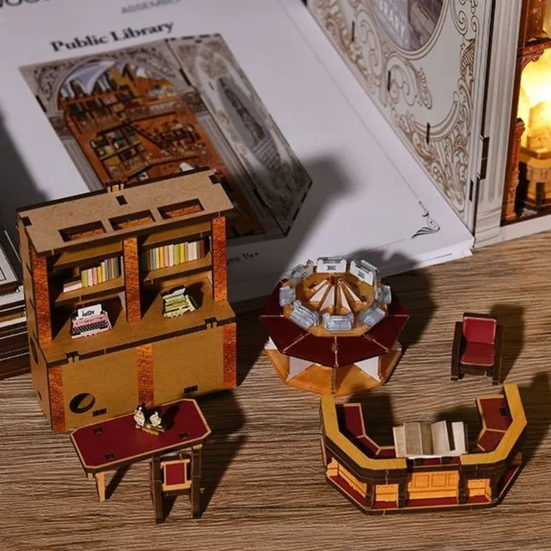Book Nook - Public Library, un kit créatif pour construire un diorama miniature. Parfait pour décorer une bibliothèque ou comme cadeau original pour un amoureux des livres. Par Nookette.