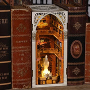 Book Nook - Public Library, un kit créatif pour construire un diorama miniature. Parfait pour décorer une bibliothèque ou comme cadeau original pour un amoureux des livres. Par Nookette.