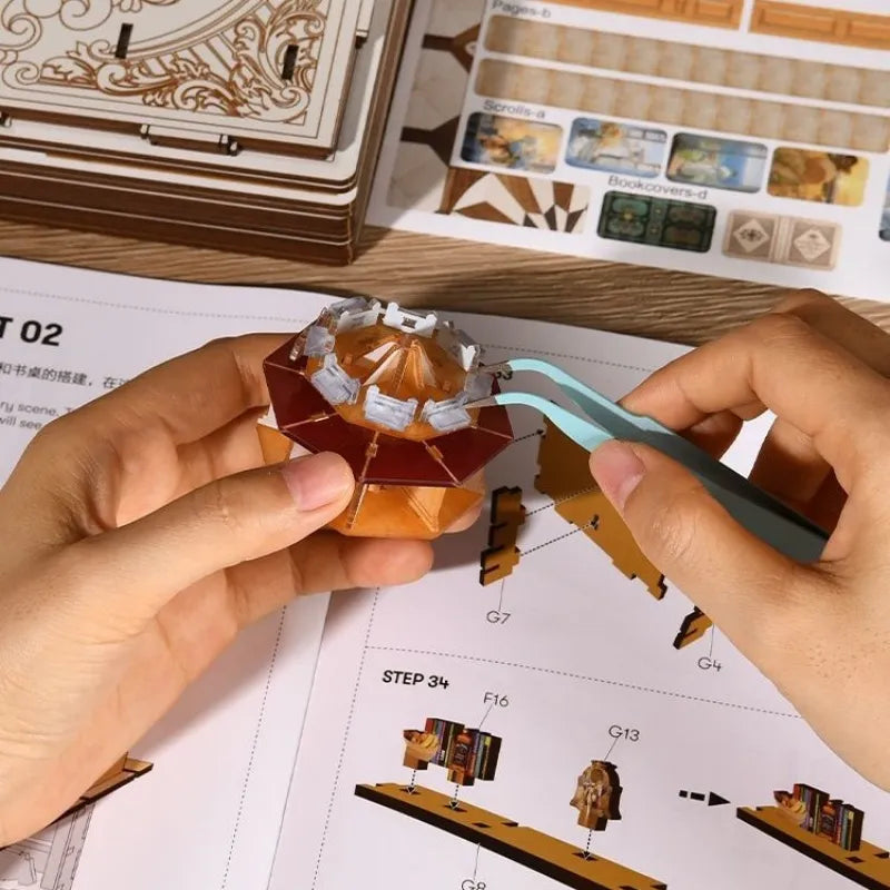 Book Nook - Public Library, un kit créatif pour construire un diorama miniature. Parfait pour décorer une bibliothèque ou comme cadeau original pour un amoureux des livres. Par Nookette.