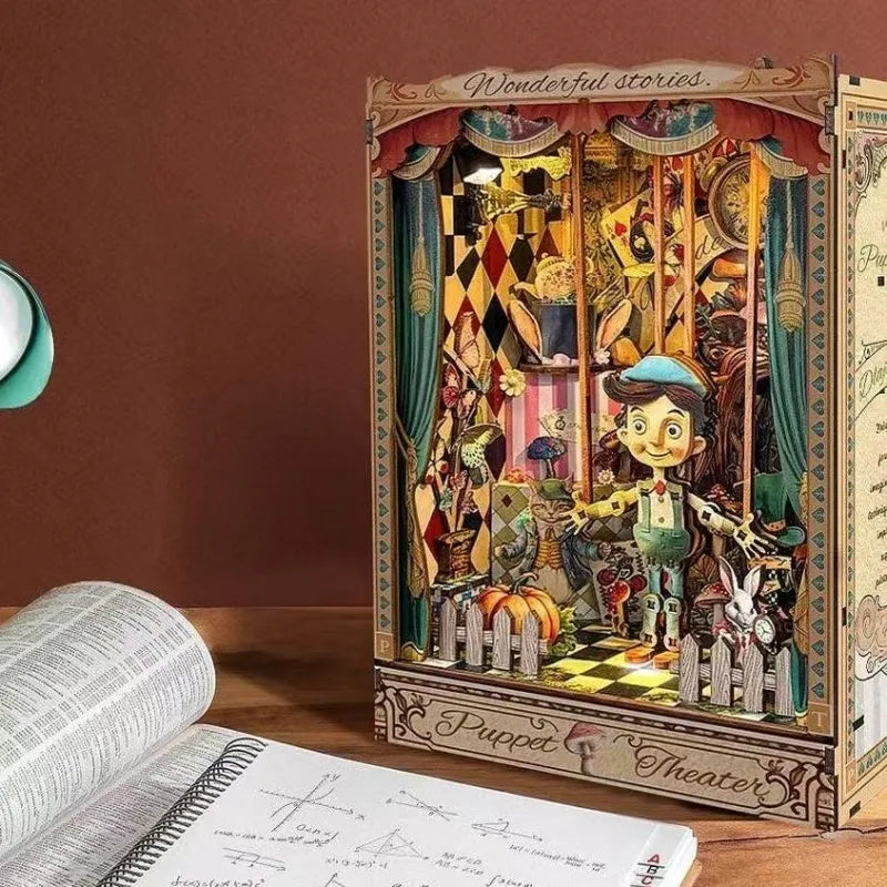 Book Nook - Puppet’s Adventure, un kit créatif pour construire un diorama miniature. Parfait pour décorer une bibliothèque ou comme cadeau original pour un amoureux des livres. Par Nookette.