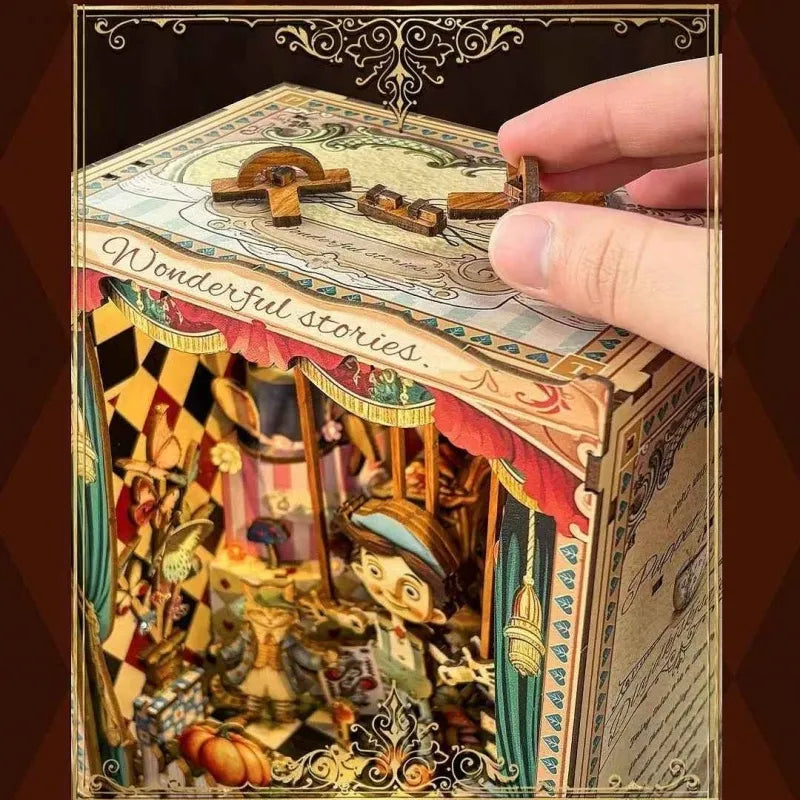 Book Nook - Puppet’s Adventure, un kit créatif pour construire un diorama miniature. Parfait pour décorer une bibliothèque ou comme cadeau original pour un amoureux des livres. Par Nookette.