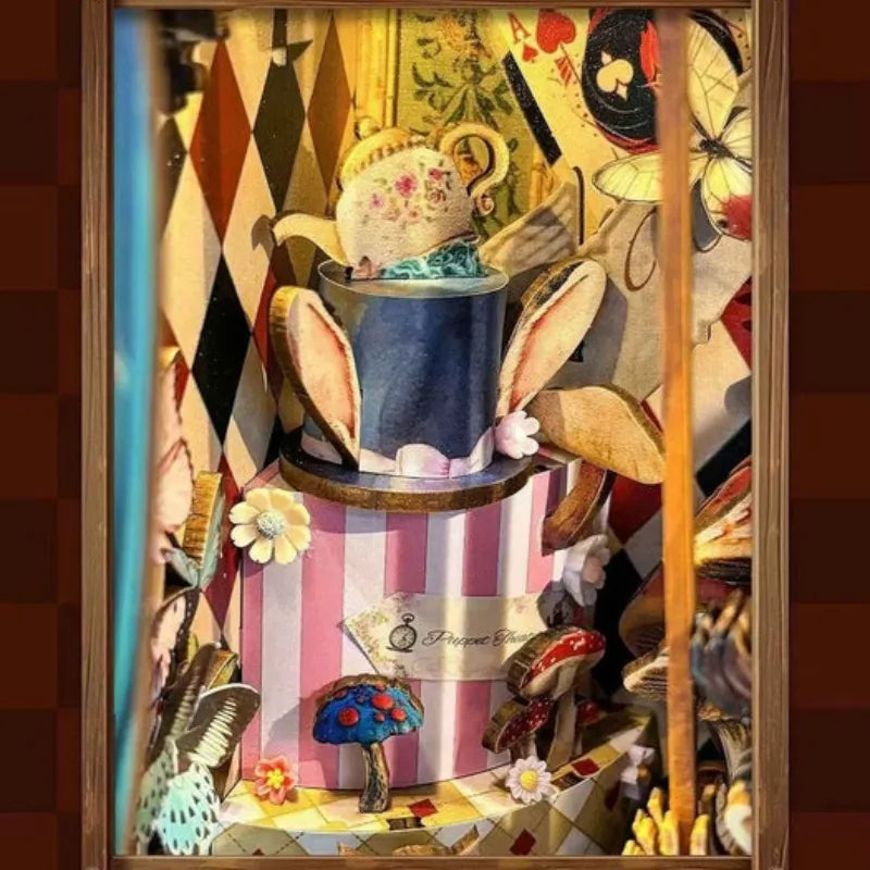 Book Nook - Puppet’s Adventure, un kit créatif pour construire un diorama miniature. Parfait pour décorer une bibliothèque ou comme cadeau original pour un amoureux des livres. Par Nookette.