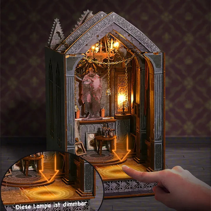Book Nook | Quiet Night Prayer, un kit créatif pour construire un diorama miniature. Parfait pour décorer une bibliothèque ou comme cadeau original pour un amoureux des livres. Par Nookette.