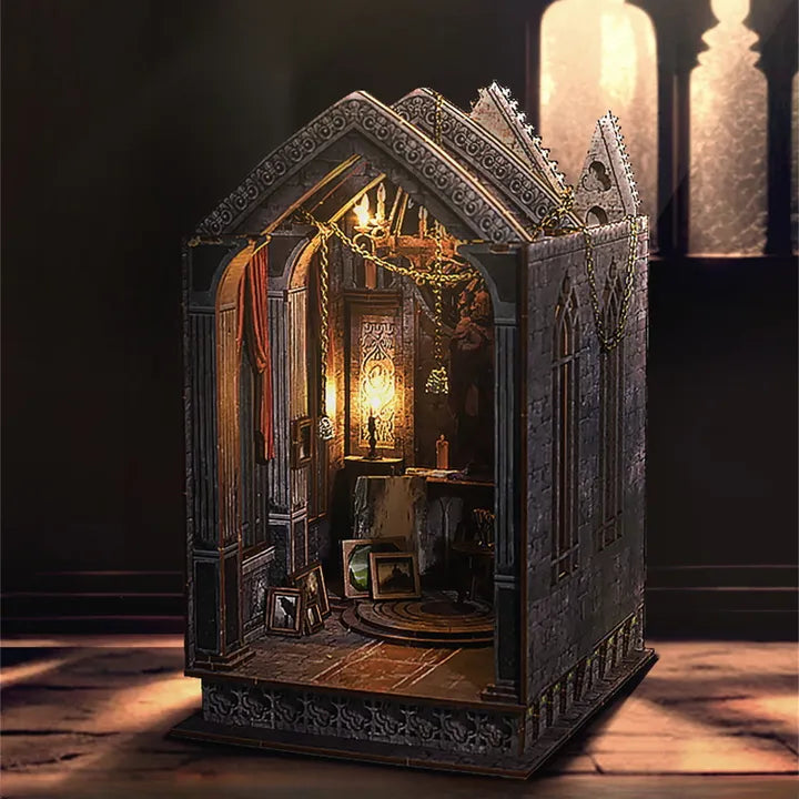 Book Nook | Quiet Night Prayer, un kit créatif pour construire un diorama miniature. Parfait pour décorer une bibliothèque ou comme cadeau original pour un amoureux des livres. Par Nookette.